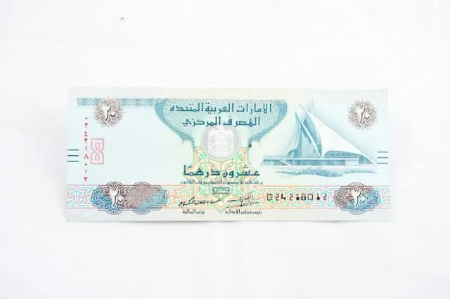 Con qué moneda se paga en Dubai y cómo evitar costos innecesarios
