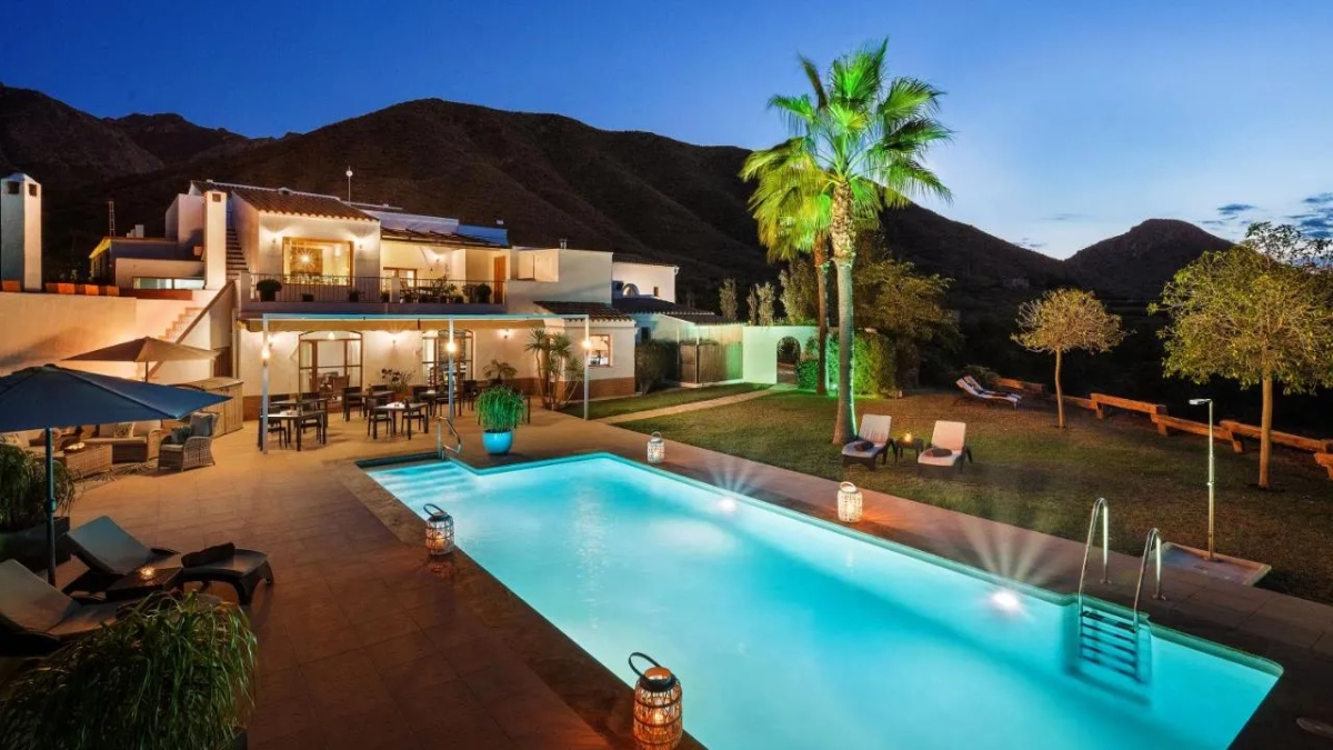 Vacaciones en Almería: opciones de alojamiento y actividades imperdibles